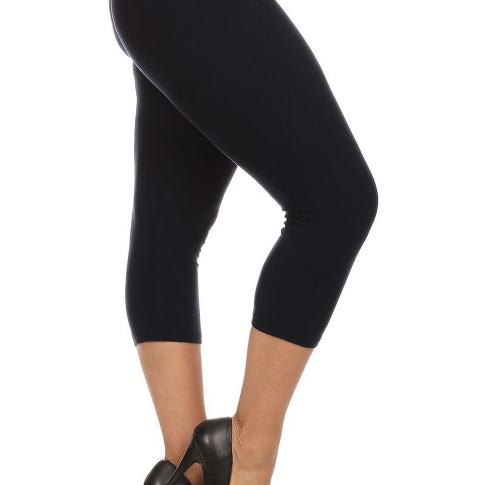 **Free Shipping!**Capri Leggings